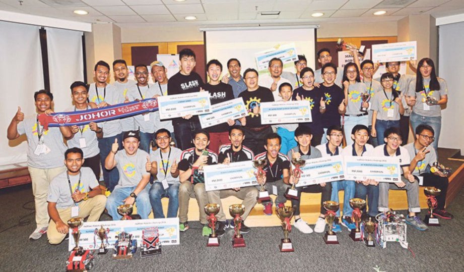 JUARA bersama hadiah masing-masing selepas Majlis Penyampaian Hadiah Cabaran Robotik myMaker 2016 di Ibu Pejabat MCMC, Cyberjaya.