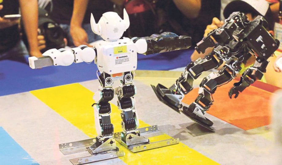 PERTARUNGAN antara robot milik pasukan SLASH dengan lawannya pada peringkat akhir Cabaran Robotik myMaker 2016.