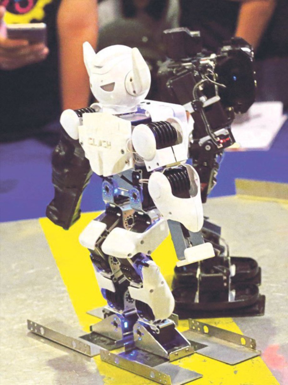 ROBOT milik pasukan SLASH yang dipertandingkan dalam Cabaran Robotik myMaker 2016. 