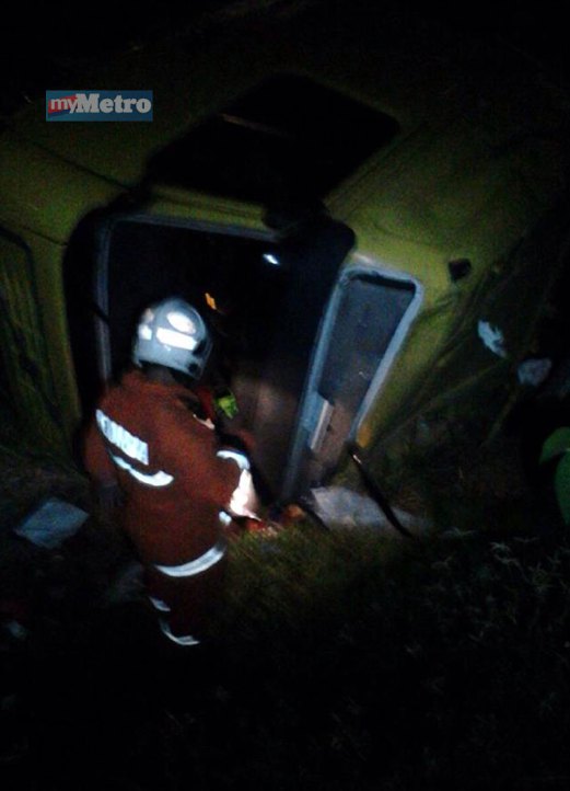 Anggota bomba di tempat kejadian lori pasir terjunam ke dalam gaung sehingga mengorbankan seorang wanita, tengah malam tadi. FOTO ihsan bomba