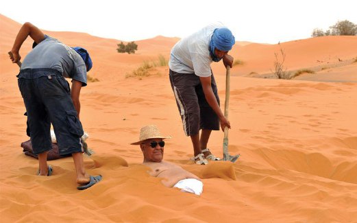PETUGAS mula menimbus pasir pada badan 