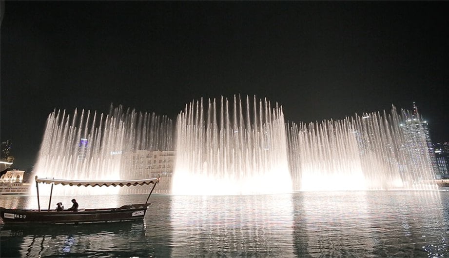PERSEMBAHAN pancutan air berirama di Dubai Fountain.