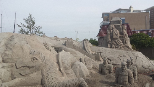 UKIRAN naga, tembok besar China dan askar Terracotta di luar Hotel Zand di Oss. 