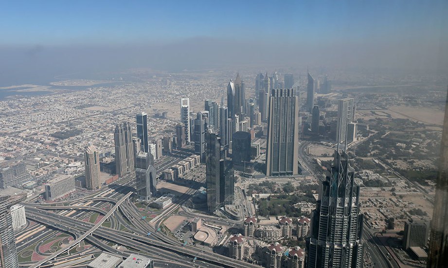 PEMANDANGAN dari tingkat 124 menara Burj Khalifa.