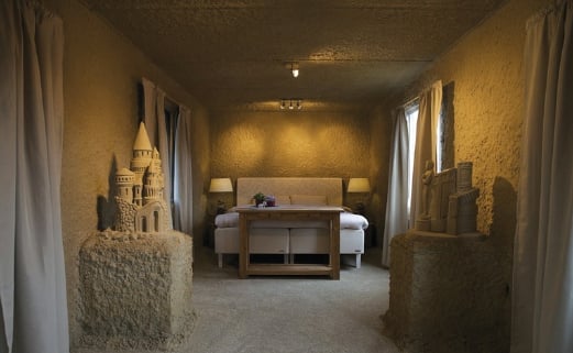 RUANGAN bilik tidur lengkap dengan arca pasir menarik.