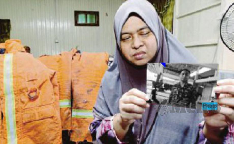 WAN Kamilah menunjukkan foto Muhammad Hifdzul Malik  sebagai pengubat rindu ketika ditemui di rumahnya di Kampung Kubang Terap.