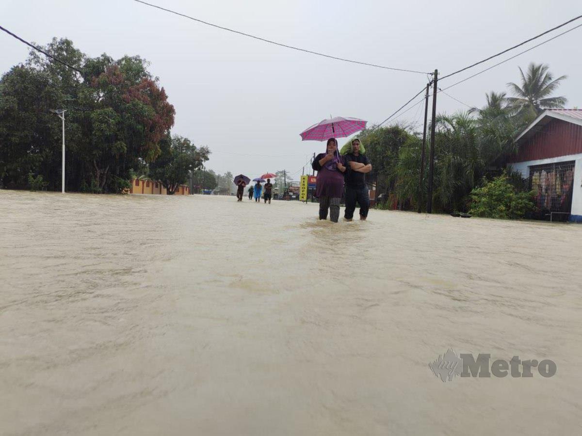 Keadaan jalan di Bukit Abal antara yang terjejas akibat banjir di Pasir Puteh. FOTO Nor Amalina Alias