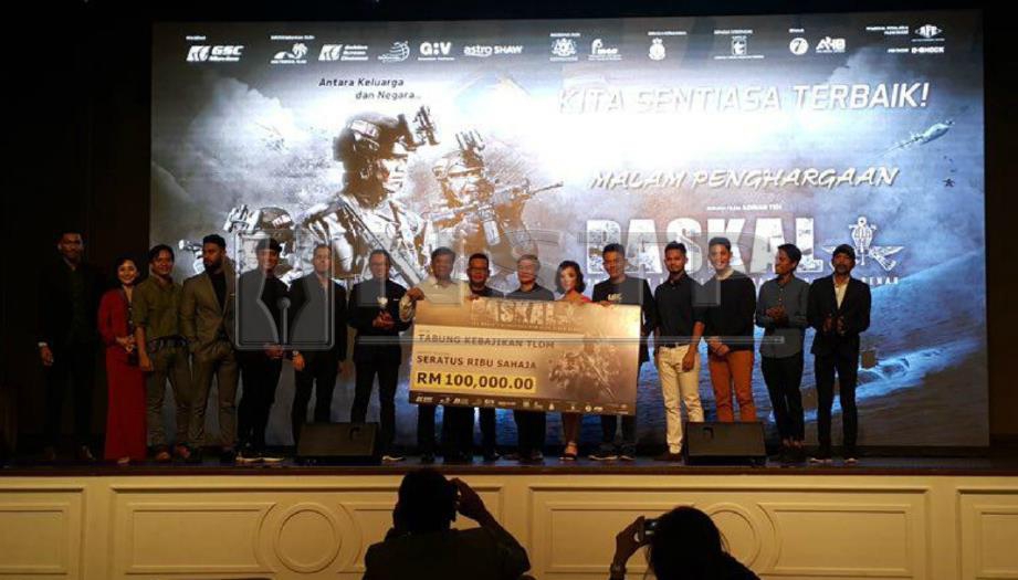 PRODUKSI Asia Tropical Films dan pelabur filem Paskal menyampaikan cek RM100,000 kepada Tabung Kebajikan TDLM dalam majlis penghargaan yang berlangsung di Kuala Lumpur, hari ini.
