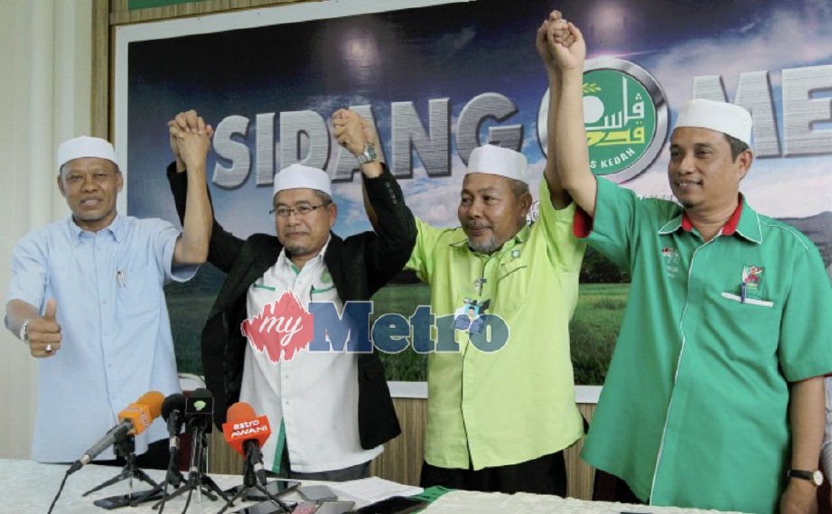 Ahmad Fakruddin (tiga kanan) bersama Zubir (dua kanan) mengangkat tangan selepas diumumkan akan bertanding diLangkawi. FOTO Sharul Hafiz Zam