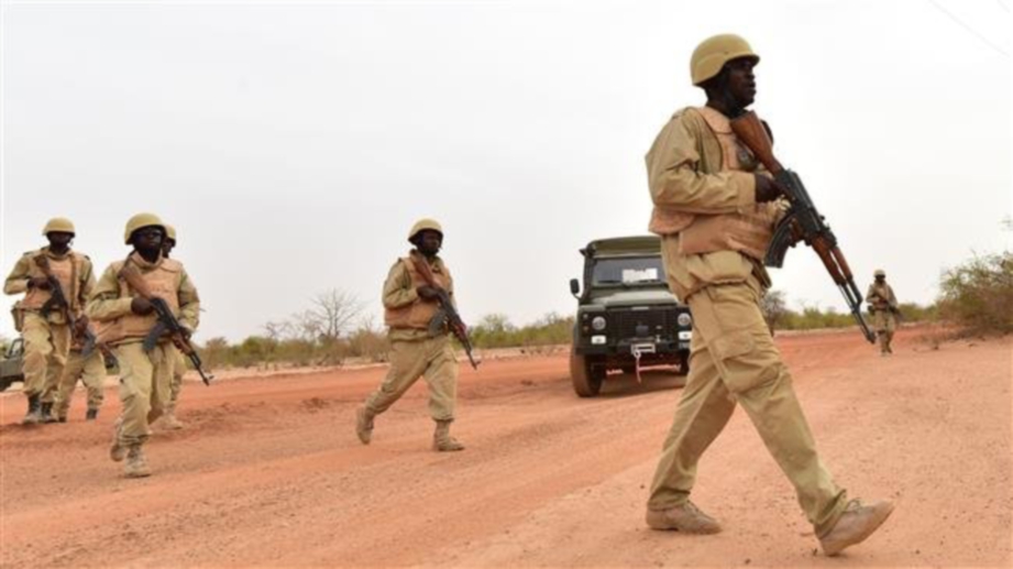 ANGGOTA keselamatan sedang mengawal di utara Burkino Faso. FOTO/AGENSI