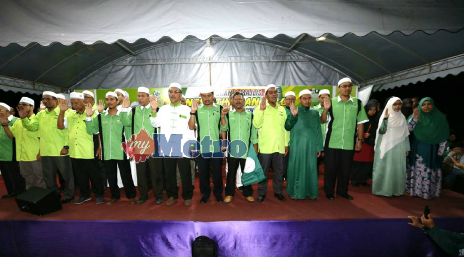CALON PAS bagi enam kerusi Parlimen dan 18 DUN di Pulau Pinang melafazkan ikrar di Markas Tarbiyah PAS negeri di Pongsu Seribu, Kepala Batas, malam ini. FOTO Ramdzan Masiam