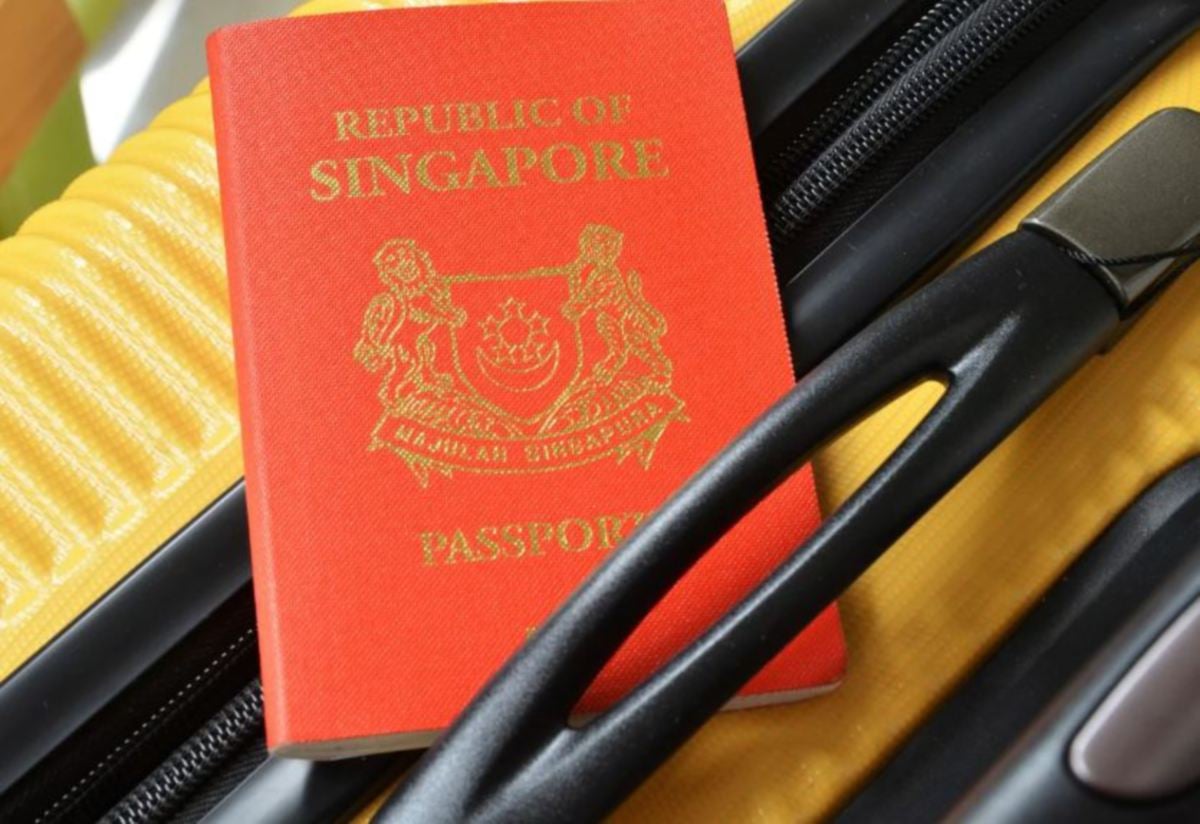 PASPORT Singapura di tempat teratas paling berkuasa di dunia berikutan keupayaan untuk pemiliknya boleh melawat 195 negara tanpa visa. FOTO Shutterstock/Agensi
