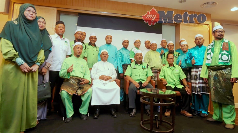 AMINUDDIN (duduk, dua kiri) bersama calon-calon PAS yang akan bertanding pada Pilihan Raya Umum ke-14 (PRU-14) di Sabah. FOTO Malai Rosmah Tuah