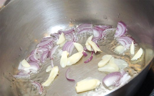1. TUMIS bawang putih dan bawang merah bersama garam secukup rasa.