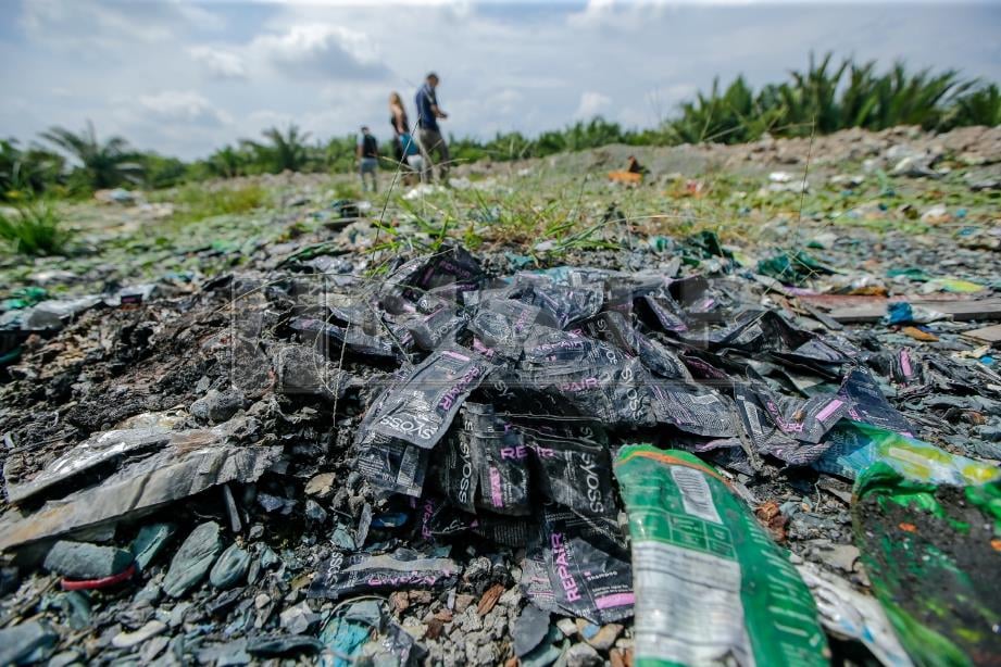 KEADAAN bekas tapak longgokkan sisa plastik import ketika tinjauan di Teluk Mengkuang, Teluk Panglima Garang. FOTO/LUQMAN HAKIM ZUBIR