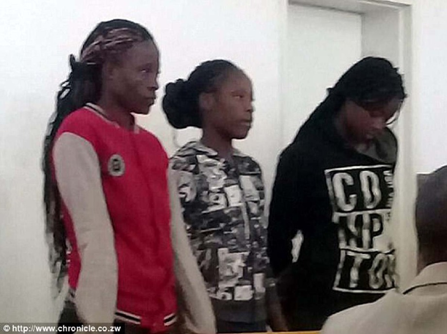  Sandra, 21, Riamuhetsi, 23, dan Mongiwe, 25, ketika dihadapkan ke mahkamah.