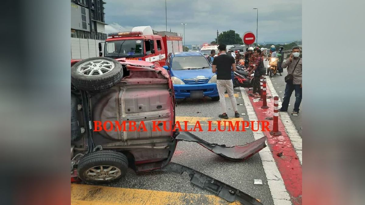 PEMBONCENG patah kaki selepas motosikal dinaikinya terbabit dalam kemalangan. FOTO ihsan bomba Kuala Lumpur 