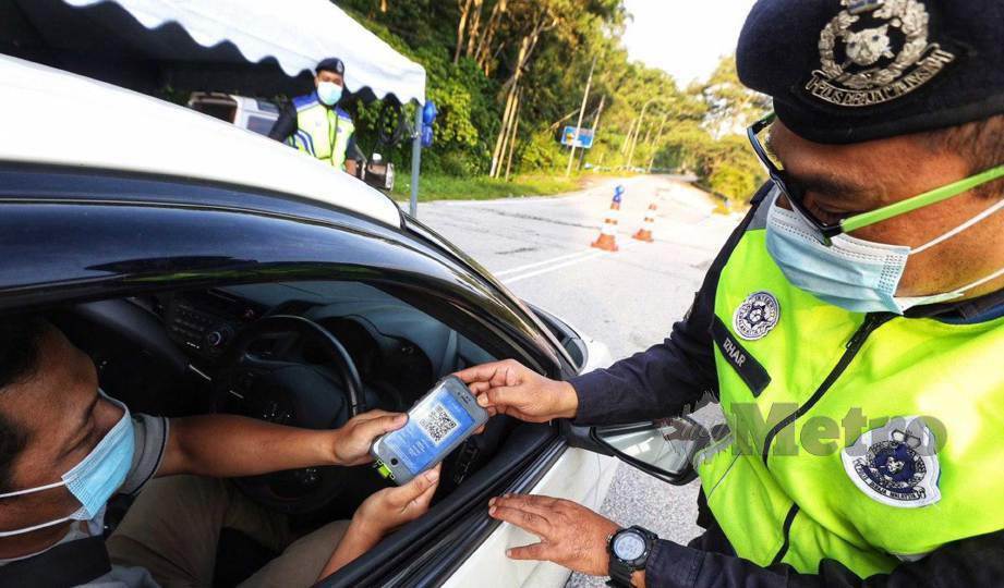HANYA individu yang mempunyai kelulusan menerusi pendaftaran aplikasi mudah-alih kod QR dan kebenaran Balai Polis dibenarkan melakukan perjalanan rentas negeri. FOTO Mohd Yusni Ariffin