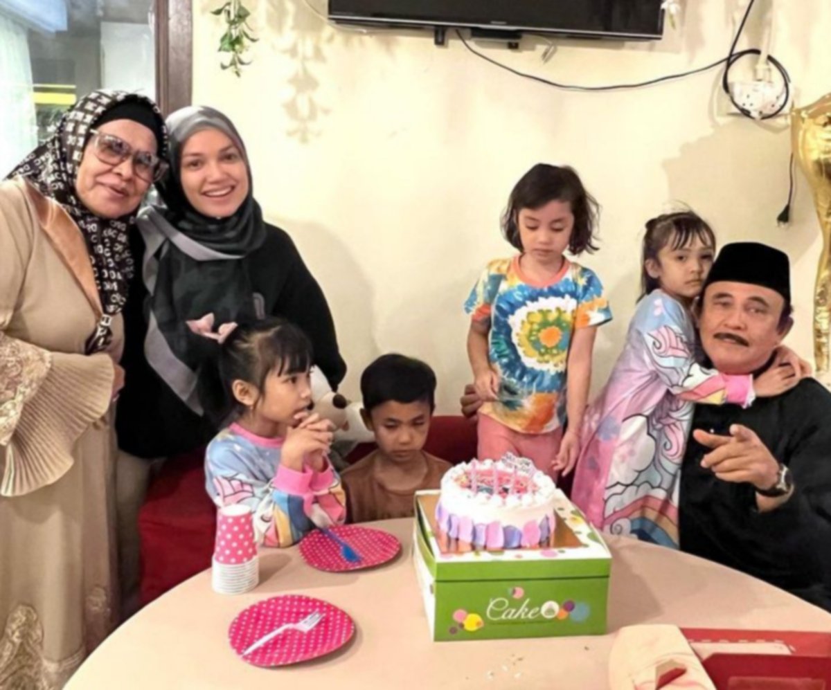 Patimah dan suami, Datuk Yusof Haslam bersama Puteri Sarah dan cucu mereka ketika meraikan sambutan ulangtahun Sumayyah, baru-baru ini. Foto dari Instagram Puteri Sarah