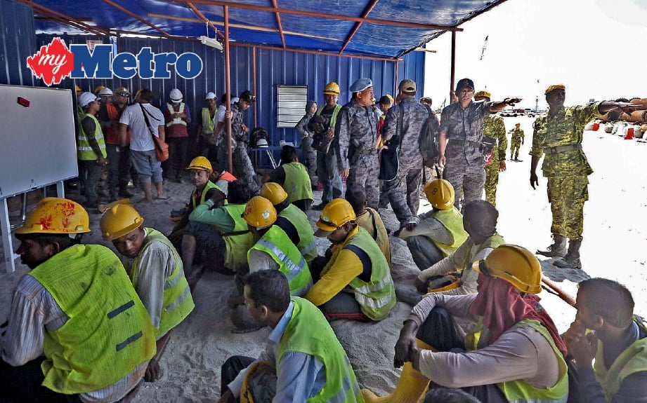 Jabatan Imigresen Pulau Pinang bersama Rela memeriksa dan menahan warga asing yang tiada permit bekerja yang sah operasi di kawasan projek penambakan laut, Gurney Drive, Georgetown, Pulau Pinang. FOTO Shahnaz Fazlie Shahrizal  