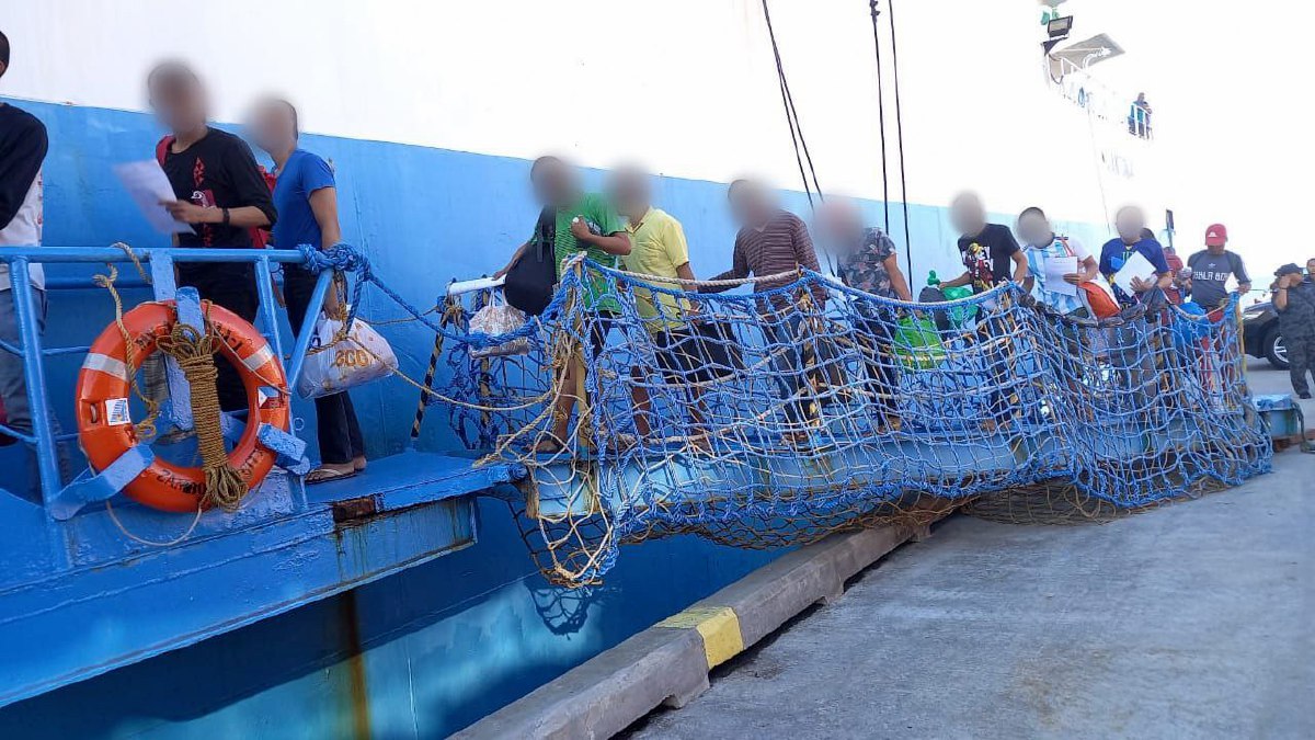 Pati warga Filipina yang dihantar pulang ke negara asal mereka melalui Pelabuhan Sandakan. FOTO Ihsan JIM 