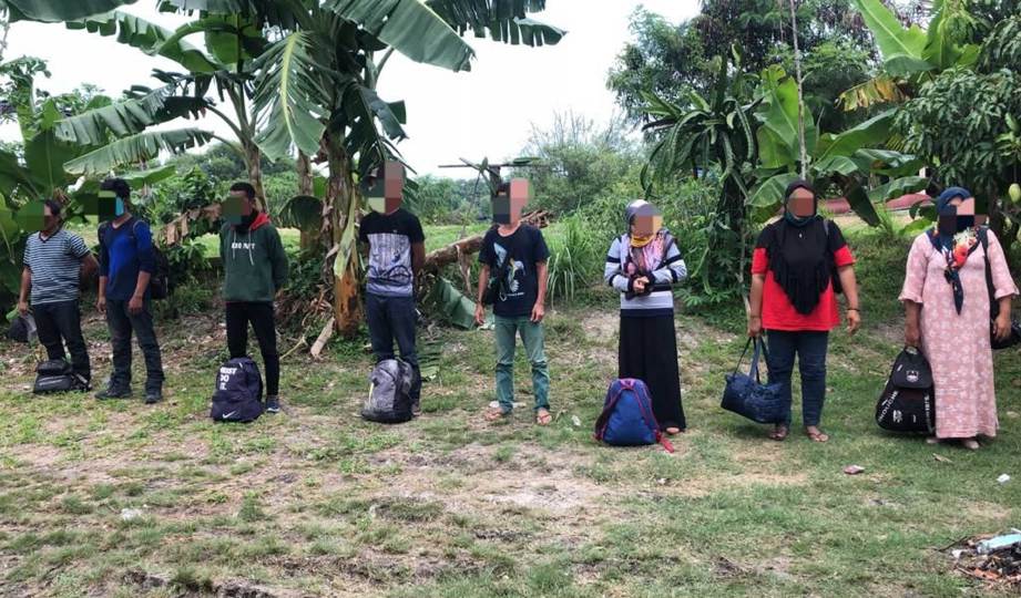 LAPAN warga Indonesia yang ditahan polis di kawasan Sungai Nipah, Sungai Besar, Sabak Bernam semalam, kerana cuba menyeludup masuk ke negara ini. FOTO Ihsan PGA Batalion 4