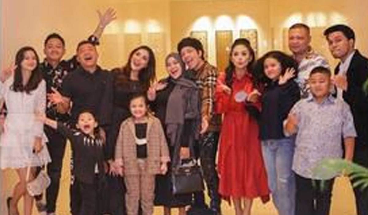 ATTA (enam dari kanan) bersama dua keluarga isterinya, Aurel iaitu Anang Hermansyah dan Krisdayanti.