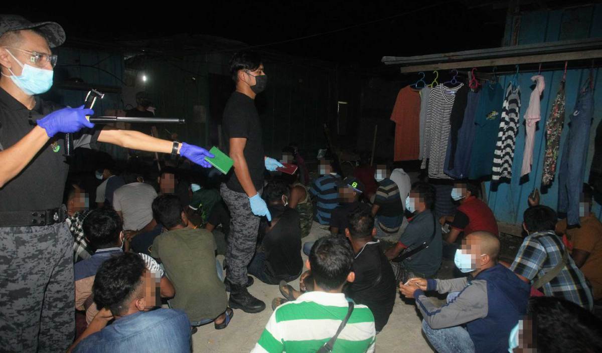 JABATAN Imigresen menahan pendatang warga asing di sebuah penempatan warga asing haram di Cyberjaya. FOTO ihsan pembaca