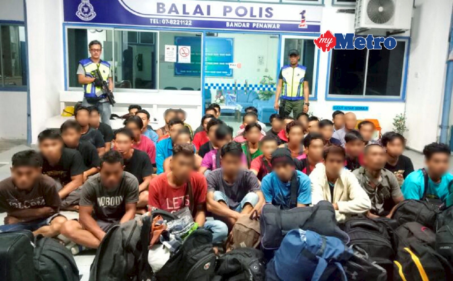 Seramai 43 lelaki Indonesia dipercayai cuba menyeludup keluar secara haram ditahan di pantai Pulau Hijau, Bandar Penawar, Kota Tinggi, semalam. - Foto Ihsan PASUKAN POLIS MARIN