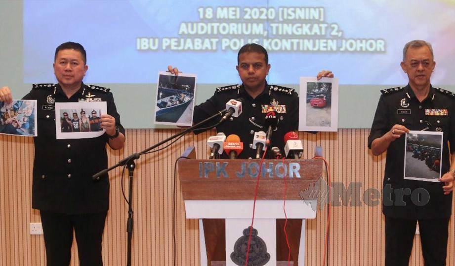 AYOB Khan (tengah) menunjukan gambar suspek tekong yang terlibat dalam aktiviti penyeludupan PATI, ketika sidang media di IPK Johor. FOTO Mohd Azren Jamaludin