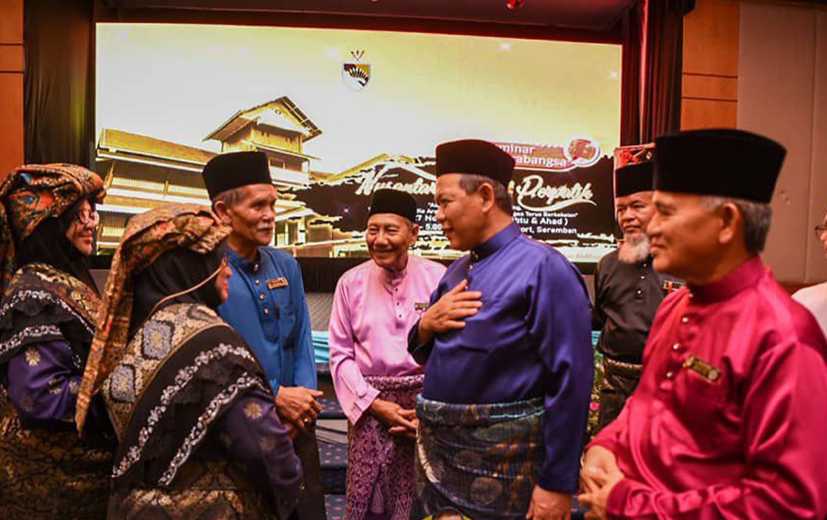 DATUK Seri Aminuddin Harun (tiga dari kanan) berkata sesuatu dengan pemimpin luak pada Seminar Antarabangsa Adat Perpatih di Seremban. FOTO ihsanPejabat MB