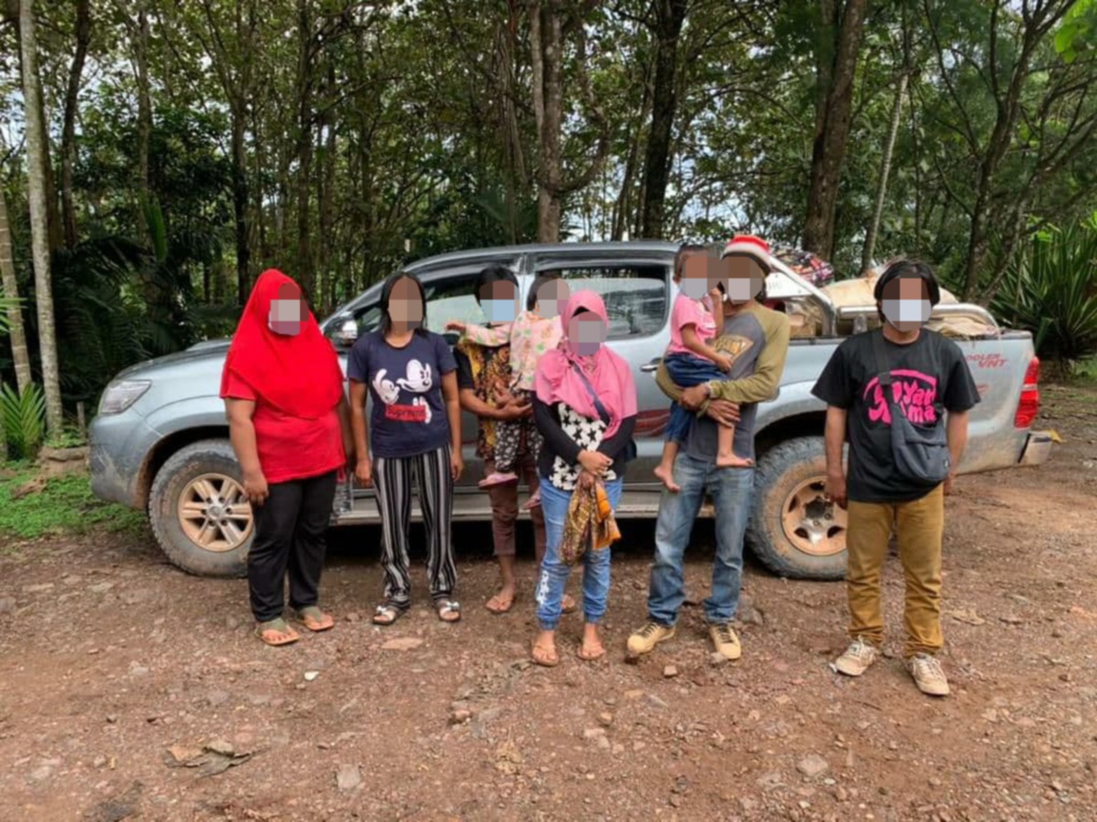 SERAMAI 21 individu termasuk 16 pendatang asing tanpa izin (Pati) ketika cuba melalui jalan tikus di Jalan Lama Kota Kinabalu - Beluran, semalam. FOTO IHSAN IPD BELURAN