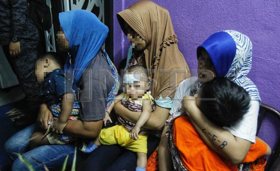 BAYI dan kanak-kanak antara 117 PATI ditahan dalam operasi di sekitar Kuala Lumpur, awal pagi hari ini. FOTO Saddam Yusof.