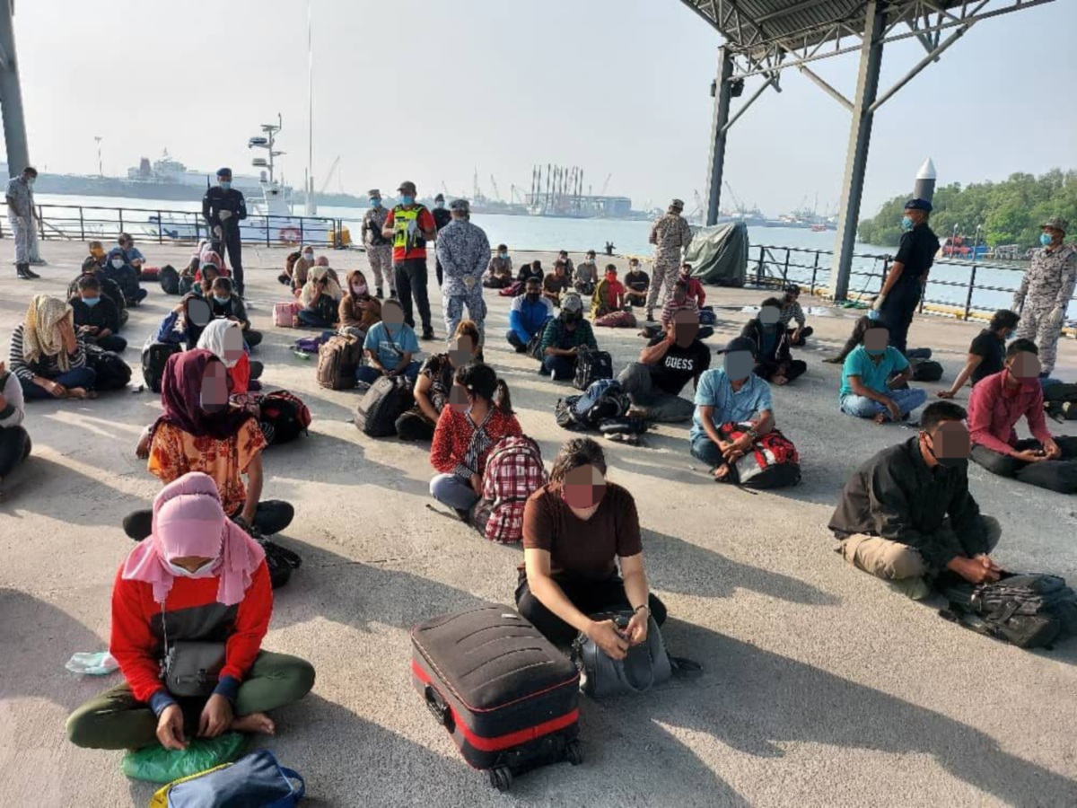 Seramai 52 Pati ditahan pihak berkuasa dalam rondaan Op Benteng Covid di perairan laut Tanjong Karang, semalam. FOTO IHSAN POLIS 