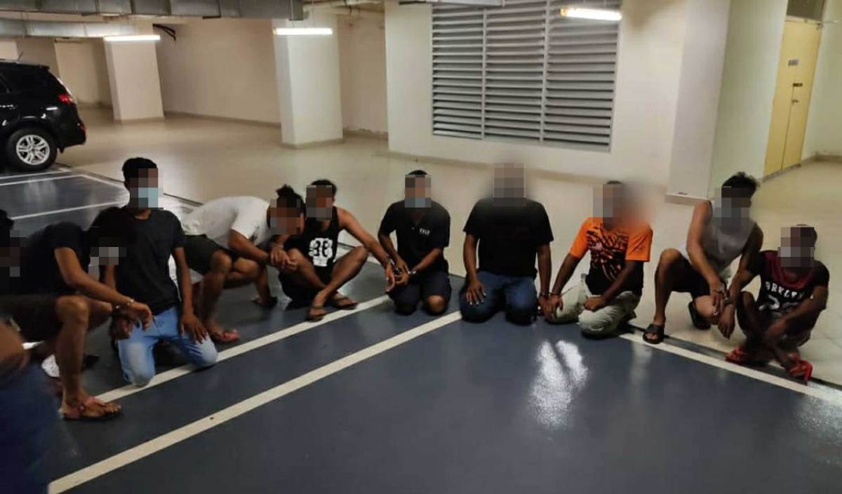 SEBAHAGIAN 10 warga asing yang ditahan Jabatan Imigresen Malaysia dalam Op Bersepadu di Kampung Ulu Melaka dan Kedawang, Langkawi. FOTO Ihsan Jabatan Imigresen Malaysia