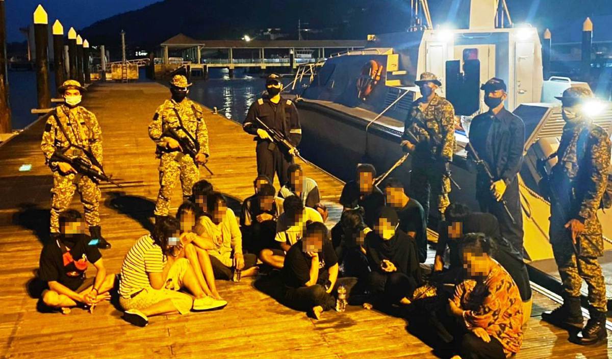 TLDM menahan 21 Pati di perairan Johor Selatan, kerana menceroboh negara melalui jalan laut yang tidak diwartakan. FOTO Ihsan TLDM