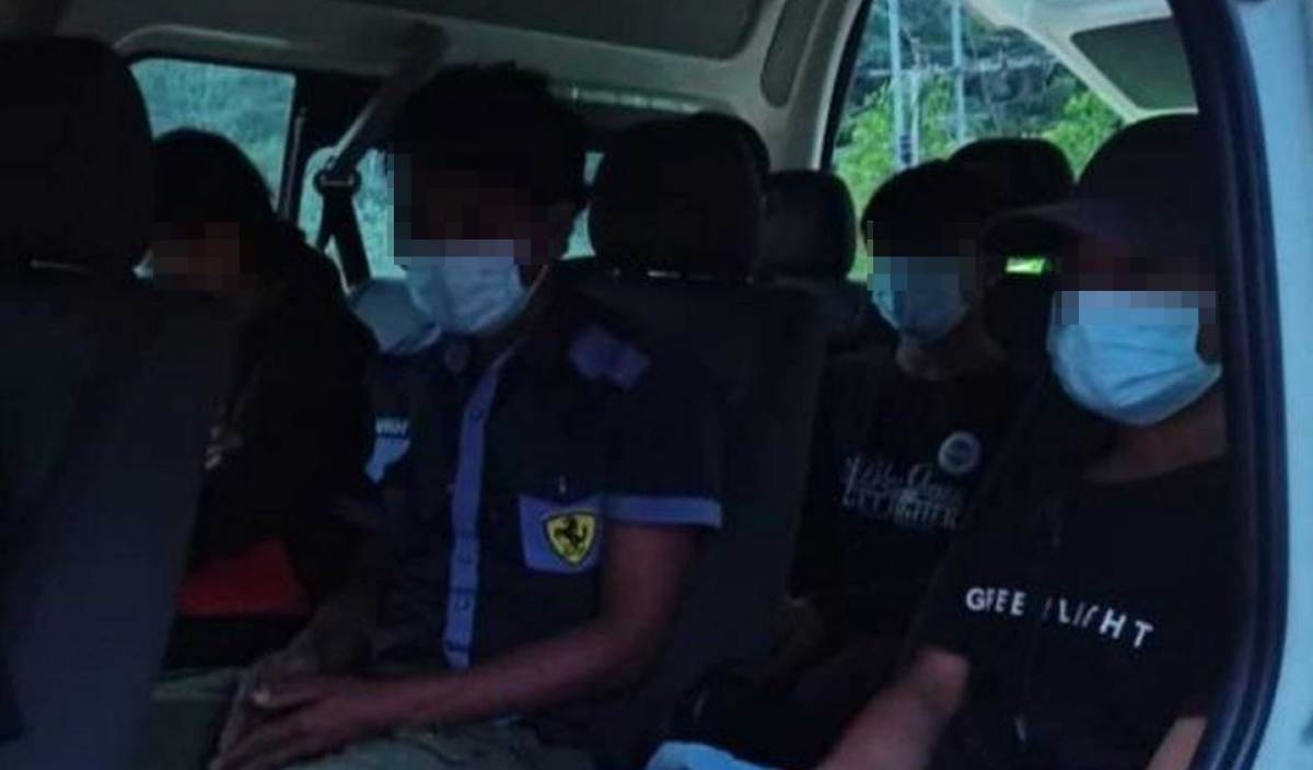 TUJUH lelaki dan seorang wanita warganegara Indonesia yang dibawa oleh seorang lelaki tempatan bersama lelaki Indonesia ditahan di dalam sebuah van di sekitar kawasan Melikin, Serian. FOTO Ihsan PGA