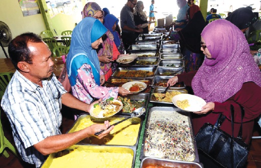 PENGGEMAR hidangan tradisional Pahang nyata tidak kecewa dengan apa yang dihidangkan di Restoran Sedap Weh.