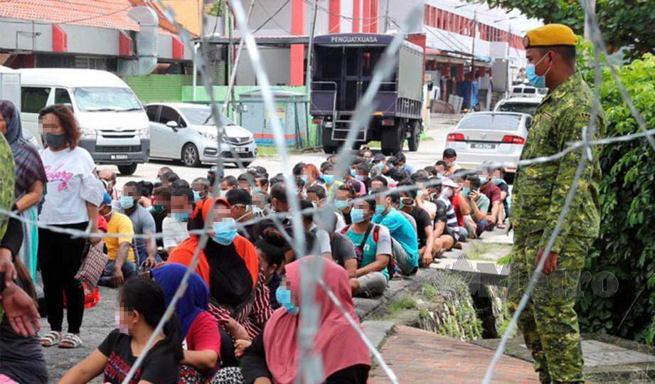 OPERASI bersepadu oleh Jabatan Imigresen Malaysia (JIM) bersama angoota keselamatan dan agensi lain bagi menahan PATI di sekitar Pasar Jalan Othman, Petaling Jaya. FOTO  Amirudin Sahib