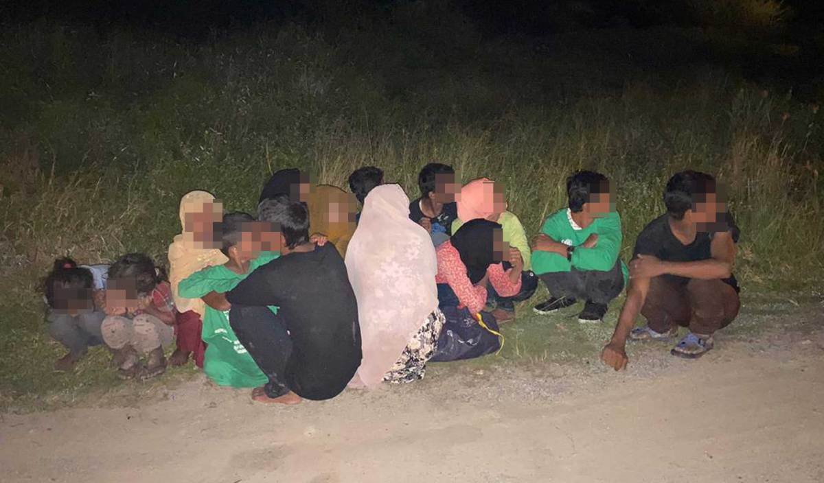 SEBAHAGIAN daripada 36 PATI yang ditahan ketika cuba menyelinap masuk melalui persisiran pantai berdekatan Sungai Kapar. FOTO Ihsan IPD Klang Utara