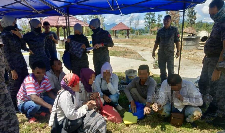 PATI lelaki dan wanita yang ditahan dalam Ops Sapu di tapak pembinaan taman rekreasi keluarga di Kuala Berang, hari ini. FOTO Zaid Salim.