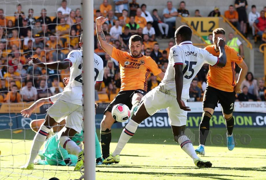 CUTRONE (tengah) meledak gol kedua Wolves. — FOTO Reuters
