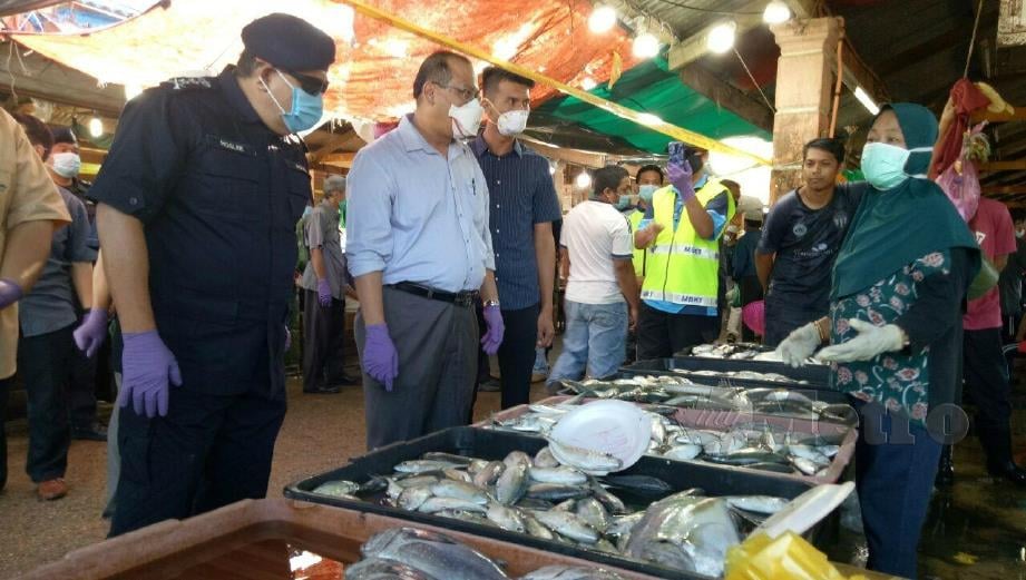 AHMAD Amzad (tengah) bersama Roslee (kiri) melawat Pasar Borong Kampung Gong Pauh, Kuala Terengganu, hari ini. FOTO BAHAROM BAKAR