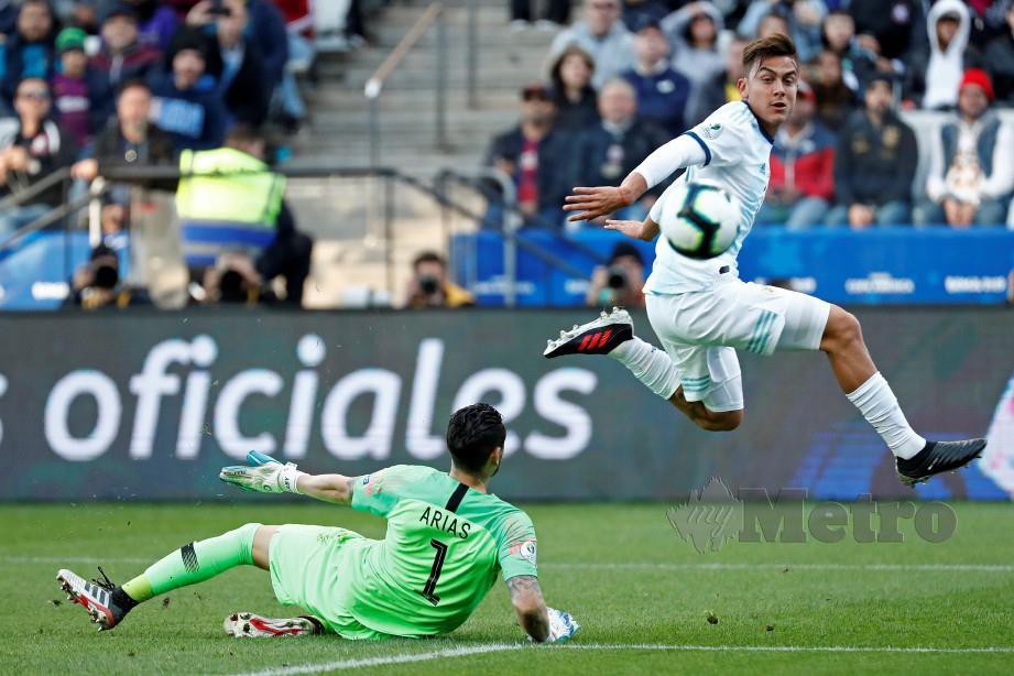 DYBALA (kanan) meledak gol kedua Argentina melepasi penjaga gol Chile, Gabriel Arias. — FOTO EPA