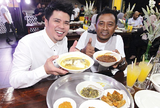 AWAL dan Nor Hazimi bersama hidangan tradisional Pahang.