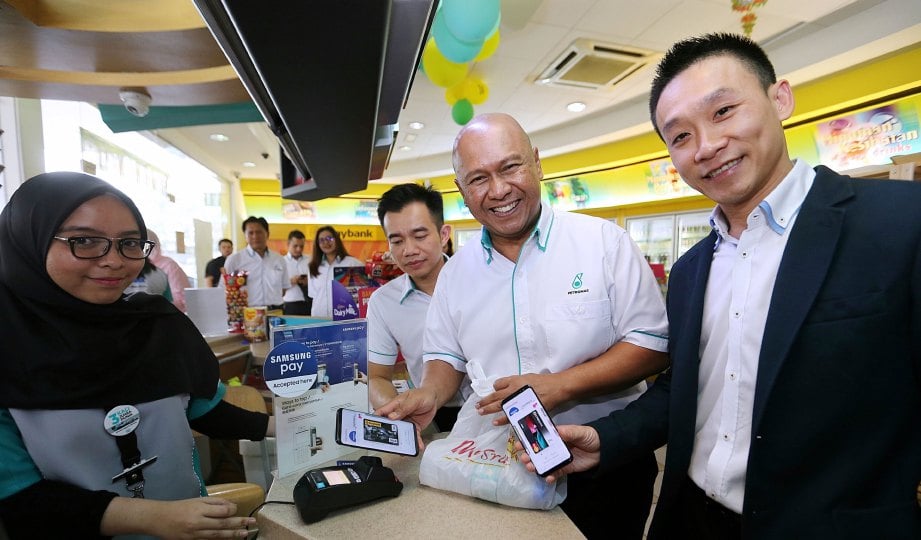 MOHD Ibrahimnuddin (dua dari kanan) bersama Heen (kanan) pada pelancaran Samsung Pay. 