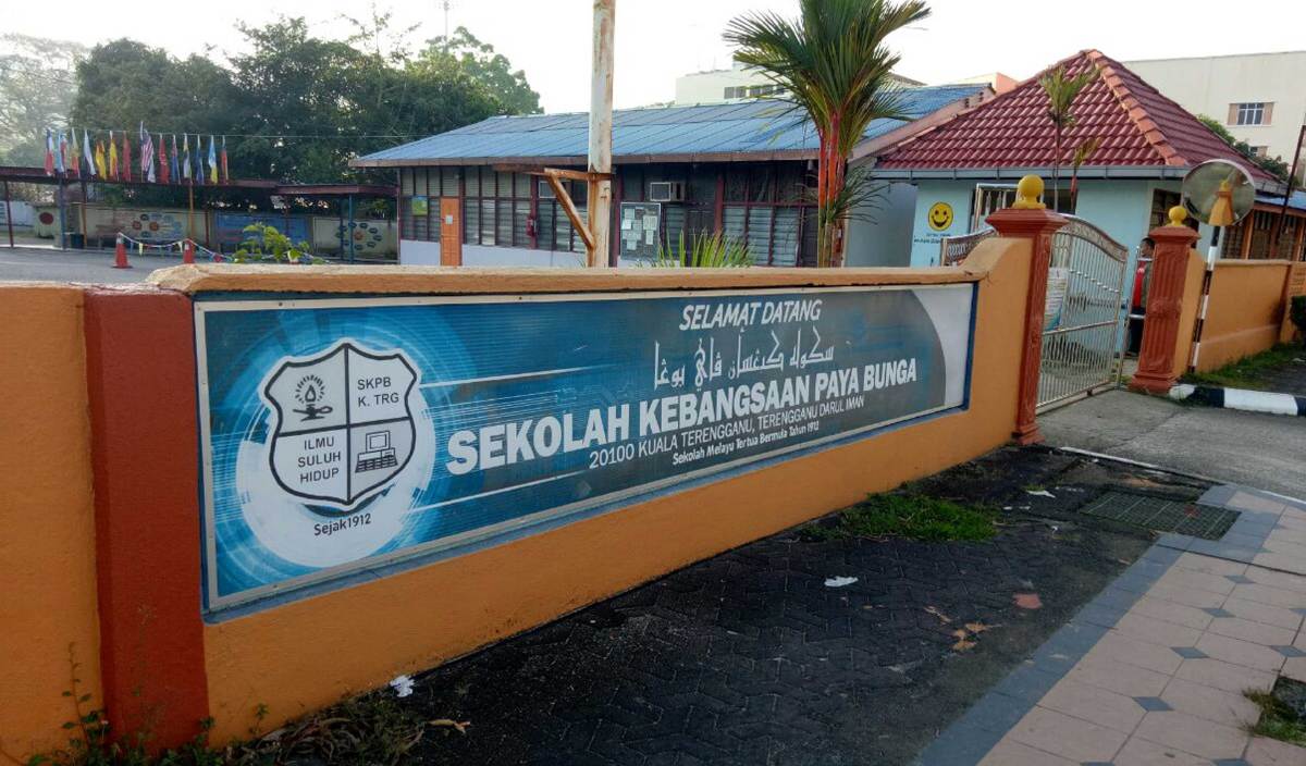 NOTIS penutupan sekolah belum dilekatkan pada dinding SK Paya Bunga, sedangkan arahan dikeluarkan JKNT semalam. FOTO Baharom Bakar