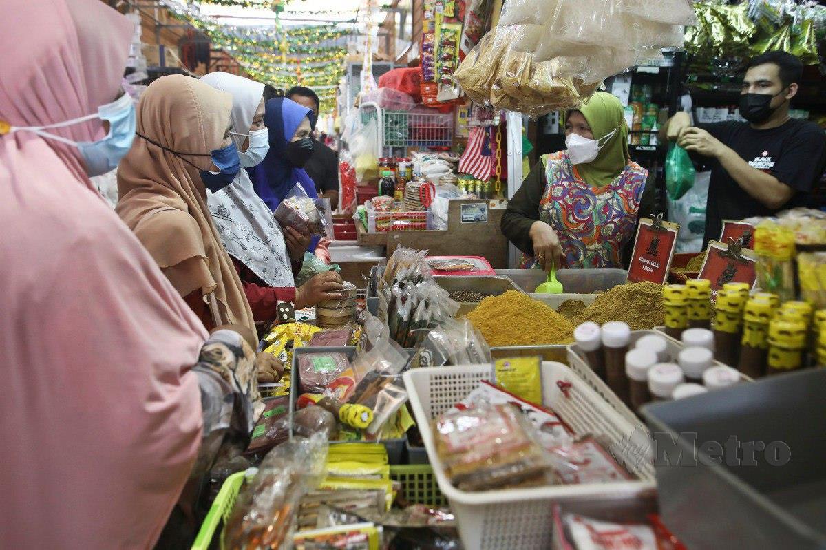 MAIMUN menjual rempah kepada pelanggan di Pasar Besar Kedai Payang. FOTO Ghazali Kori