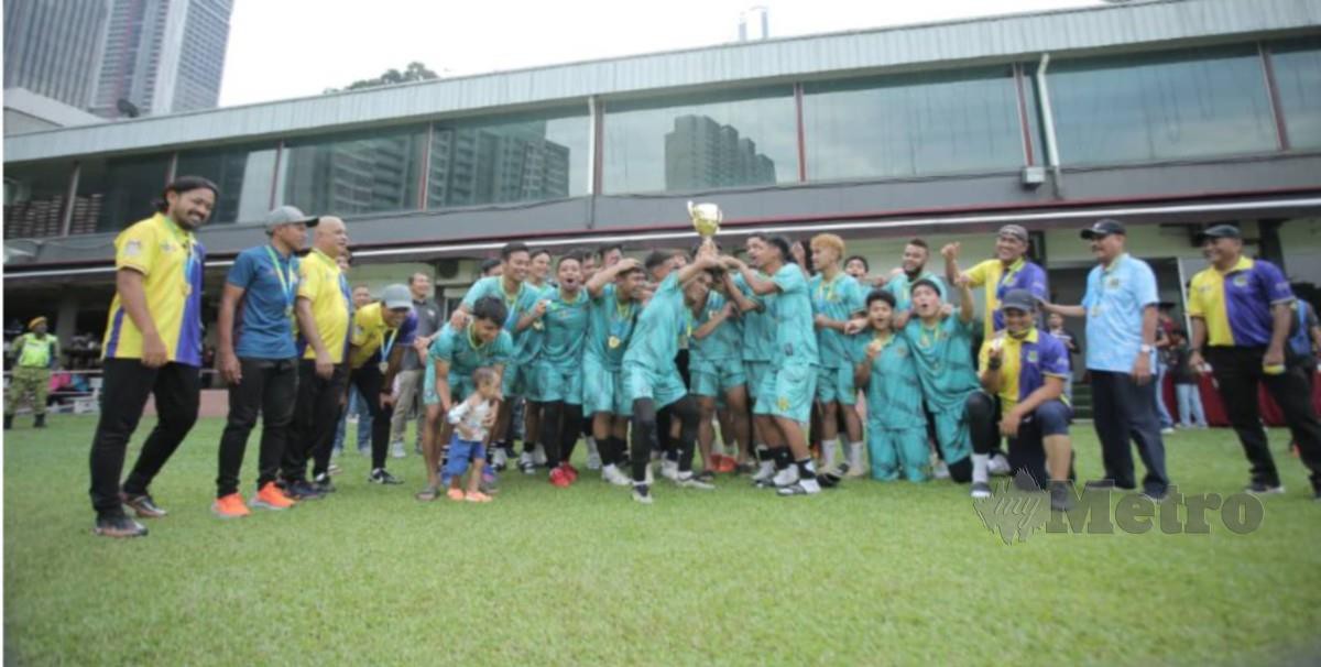PEMAIN PBMM meraikan kejayaan memenangi Piala Menteri Perpaduan selepas menundukkan PBCM, 2-1, di final sempena Hari Malaysia 2023, Ahad lalu.