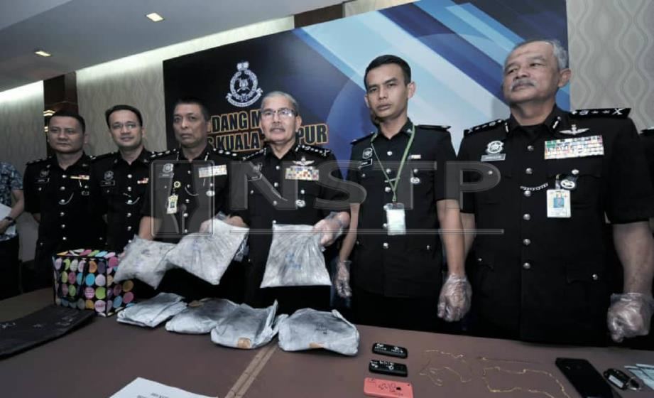 Mazlan (tengah) menunjukkan rampasan dadah di IPK Kuala Lumpur.FOTO Khairul Azhar Ahmad.